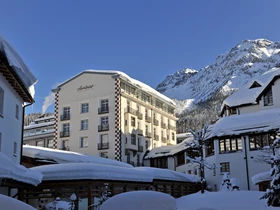 Kinderhotel: Aussenansicht im Winter - Hotel Schweizerhof