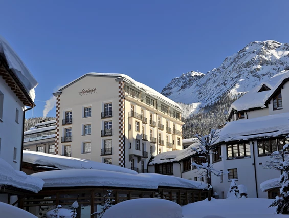 Kinderhotel: Aussenansicht im Winter - Hotel Schweizerhof