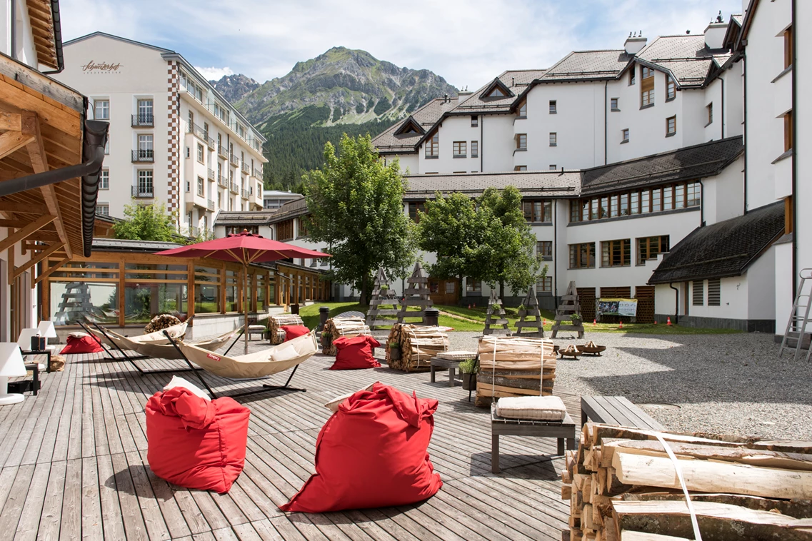 Kinderhotel: Innenhof im Sommer - Hotel Schweizerhof