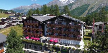 Familienhotel - PLZ 3925 (Schweiz) - Aussenansicht Sommer - Swiss Family Hotel Alphubel ***