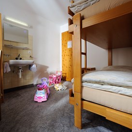 Kinderhotel: Kinderzimmer mit Etagenbett Swiss Family Hotel Alphubel - Swiss Family Hotel Alphubel ***