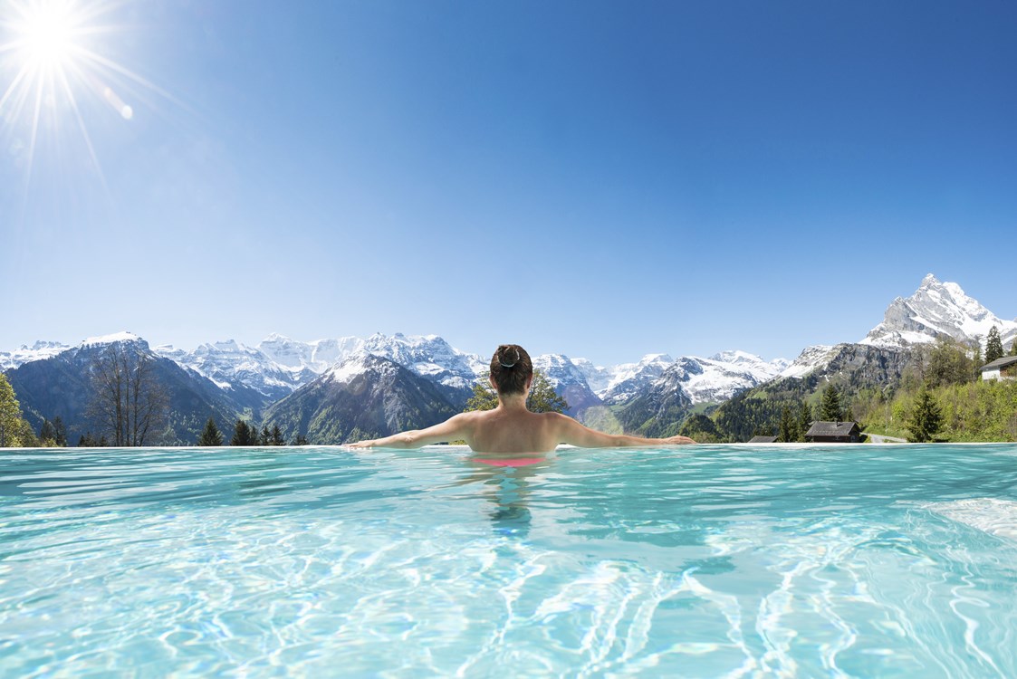 Kinderhotel: Infinity Pool mit Alpenpanorama - Märchenhotel Braunwald