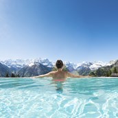 Kinderhotel - Infinity Pool mit Alpenpanorama - Märchenhotel Braunwald