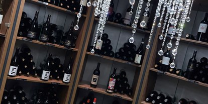 Familienhotel - Glarus - Weinkeller wo jeweils immer um 18 Uhr das "Weinmärchen" stattfindet wo man die empfohlenen Weine zum jeweiligen Nachtessen degustieren kann und dazu einige interessante und z.T. auch amüsante Infos zu den Weinen serviert bekommt - Märchenhotel Braunwald