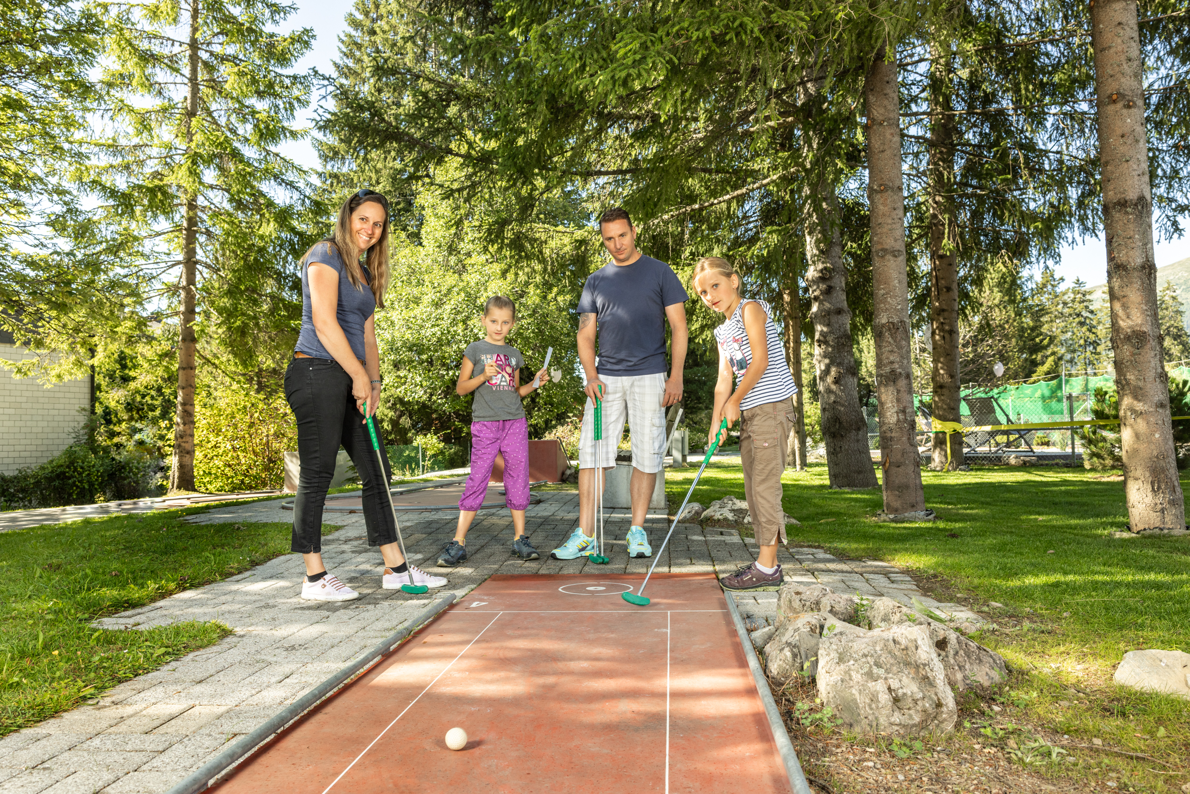 Kinderhotel: Sommer: Garten Minigolfanlage - Valbella Resort