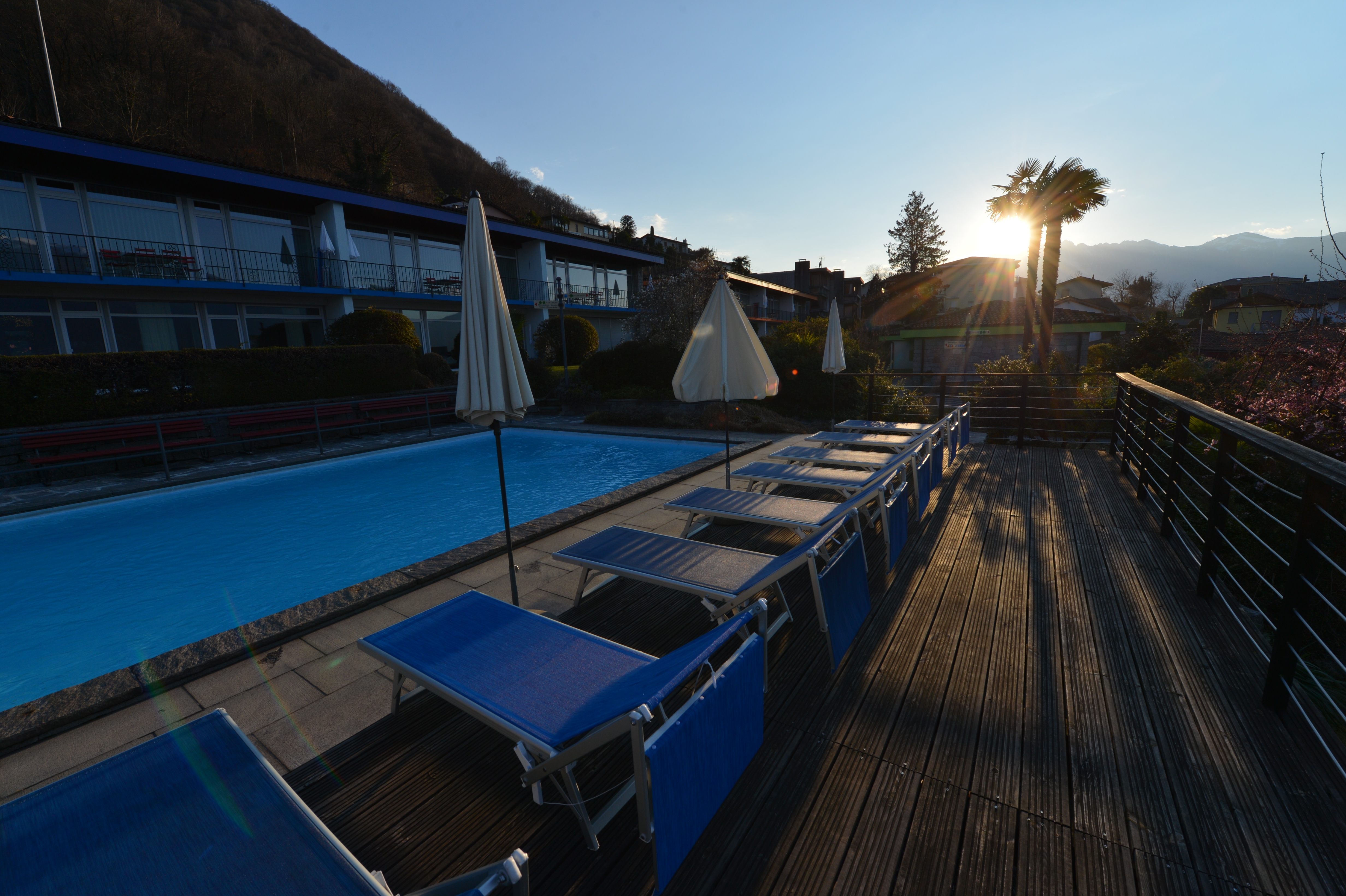 Familienhotel: Poolterrasse am Abend - Familienhotel La Campagnola - Wasser | Wellness