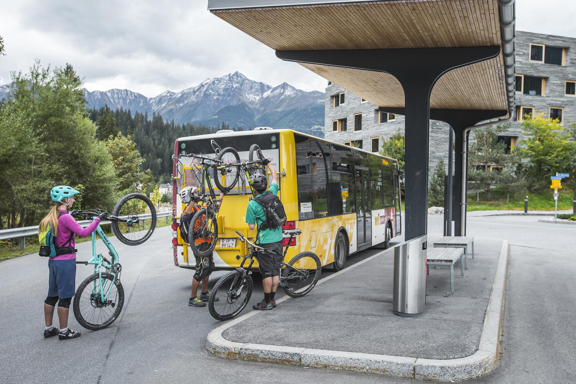 Kinderhotel: Bushaltestelle - rocksresort - Hotel | Umgebung