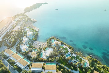Kinderhotel: Das Grecotel Corfu Imperial ist wahrscheinlich das am eindrucksvollsten gelegene Hotel Griechenlands, das über den Olivenhainen thront. - Corfu Imperial - Grecotel Beach Luxe Resort