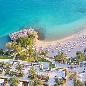 Kinderhotel: Das Grecotel Corfu Imperial bietet mehrer Buchten mit Liegen und Sandstrand - Corfu Imperial - Grecotel Beach Luxe Resort
