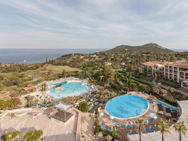 Kinderhotel: Pool und Hotelanlage - Pierre & Vacances Resort Cap Esterel