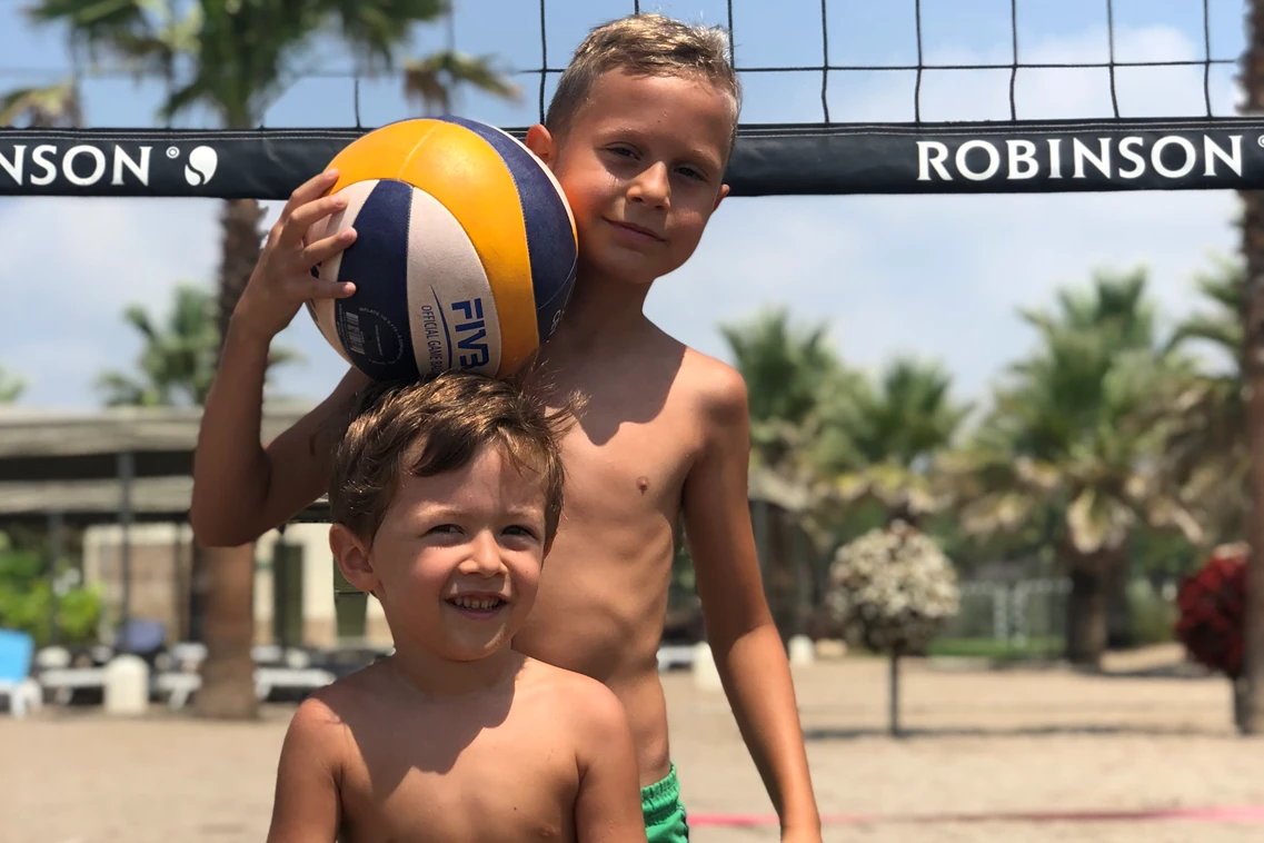 Kinderhotel: Beachvolleyball am Strand - ROBINSON Club Nobilis