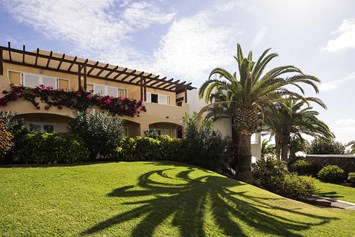 Kinderhotel: Große, gepflegte Gartenanlage im ROBINSON Club Esquinzo Playa - ROBINSON Club Esquinzo Playa