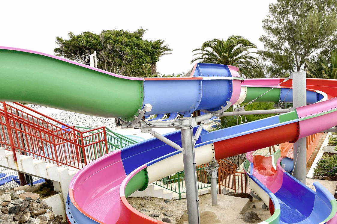 Kinderhotel: Großer Funpool mit Wasserrutsche im ROBINSON Club Esquinzo Playa - ROBINSON Club Esquinzo Playa