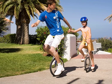 Kinderhotel: Viel Spaß bei unserer Einrad- und Akrobatikschule! - ROBINSON Club Esquinzo Playa