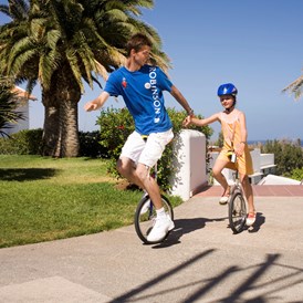 Kinderhotel: Viel Spaß bei unserer Einrad- und Akrobatikschule! - ROBINSON Club Esquinzo Playa