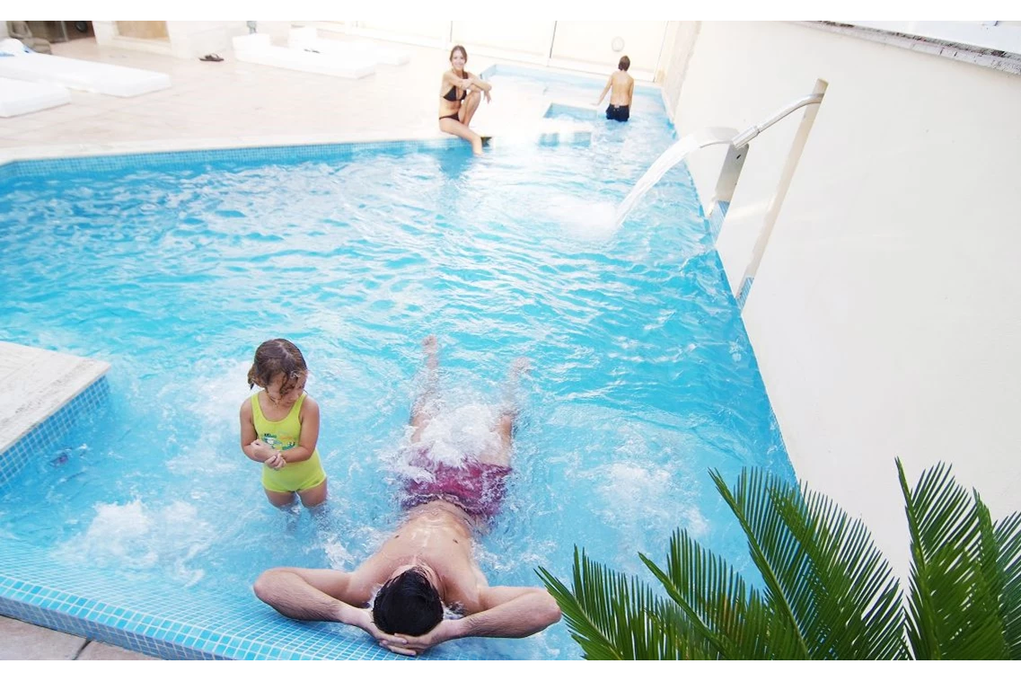 Kinderhotel: Jacuzzi mit Wasserfall - FAMILY HOTEL Playa Garden