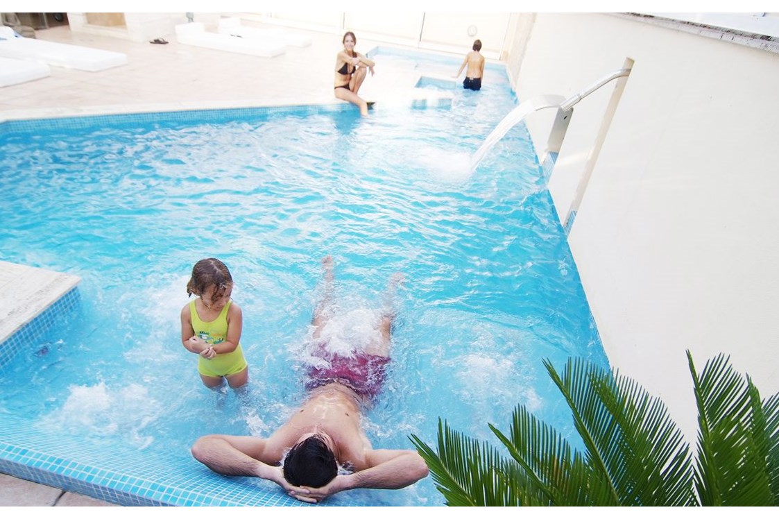 Kinderhotel: Jacuzzi mit Wasserfall - FAMILY HOTEL Playa Garden