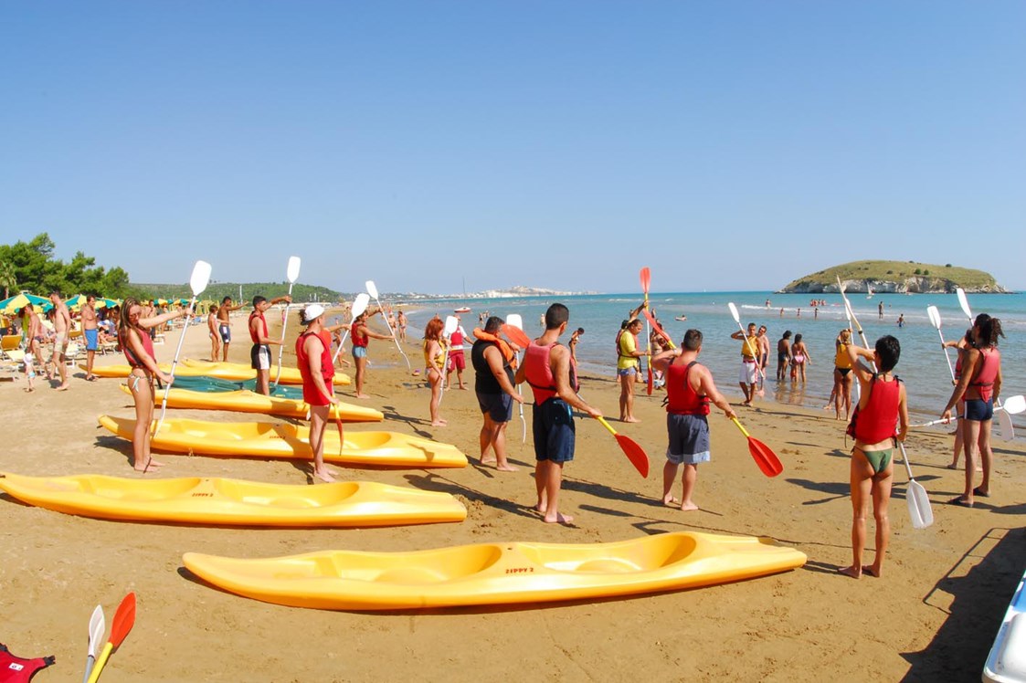 Kinderhotel: Wassersport am Strand - Gattarella Resort
