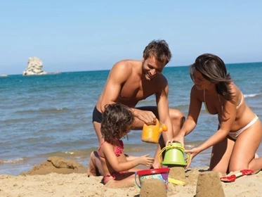 Kinderhotel: Sandspielen am Strand - Gattarella Resort