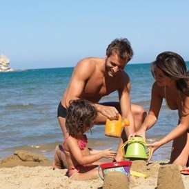 Kinderhotel: Sandspielen am Strand - Gattarella Resort