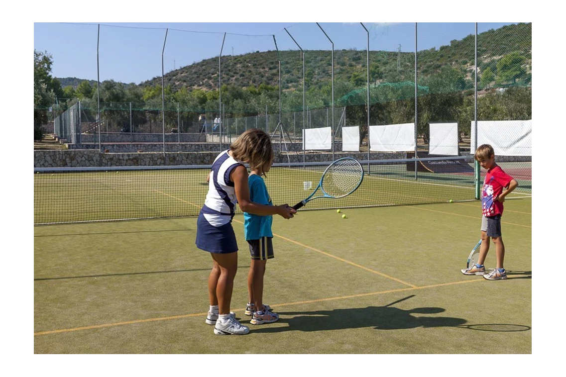 Kinderhotel: Tennis spielen mit Kinder - Gattarella Resort