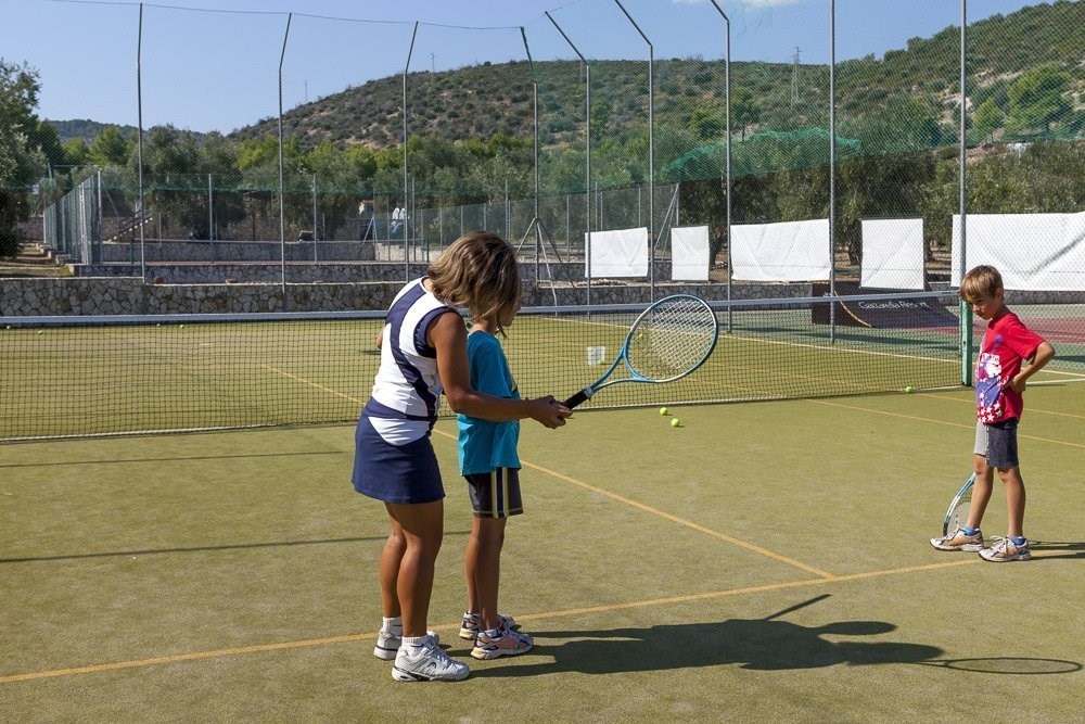 Kinderhotel: Tennis spielen mit Kinder - Gattarella Resort
