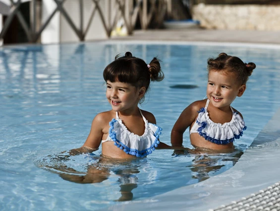 Kinderhotel: Kinder im Pool - Gattarella Resort