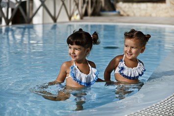 Kinderhotel: Kinder im Pool - Gattarella Resort