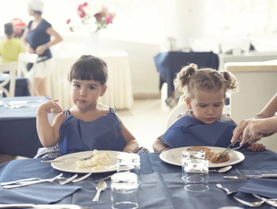 Kinderhotel: Kinder beim Essen - Gattarella Resort