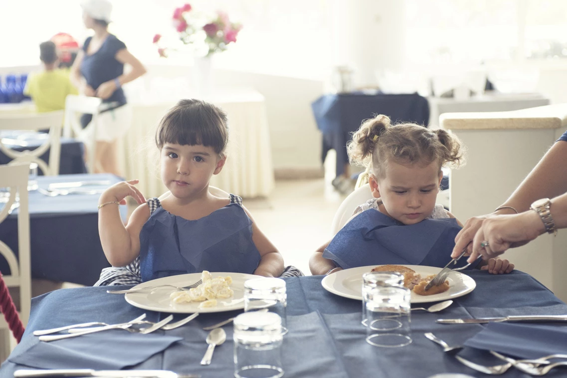 Kinderhotel: Kinder beim Essen - Gattarella Resort