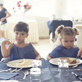 Kinderhotel: Kinder beim Essen - Gattarella Resort