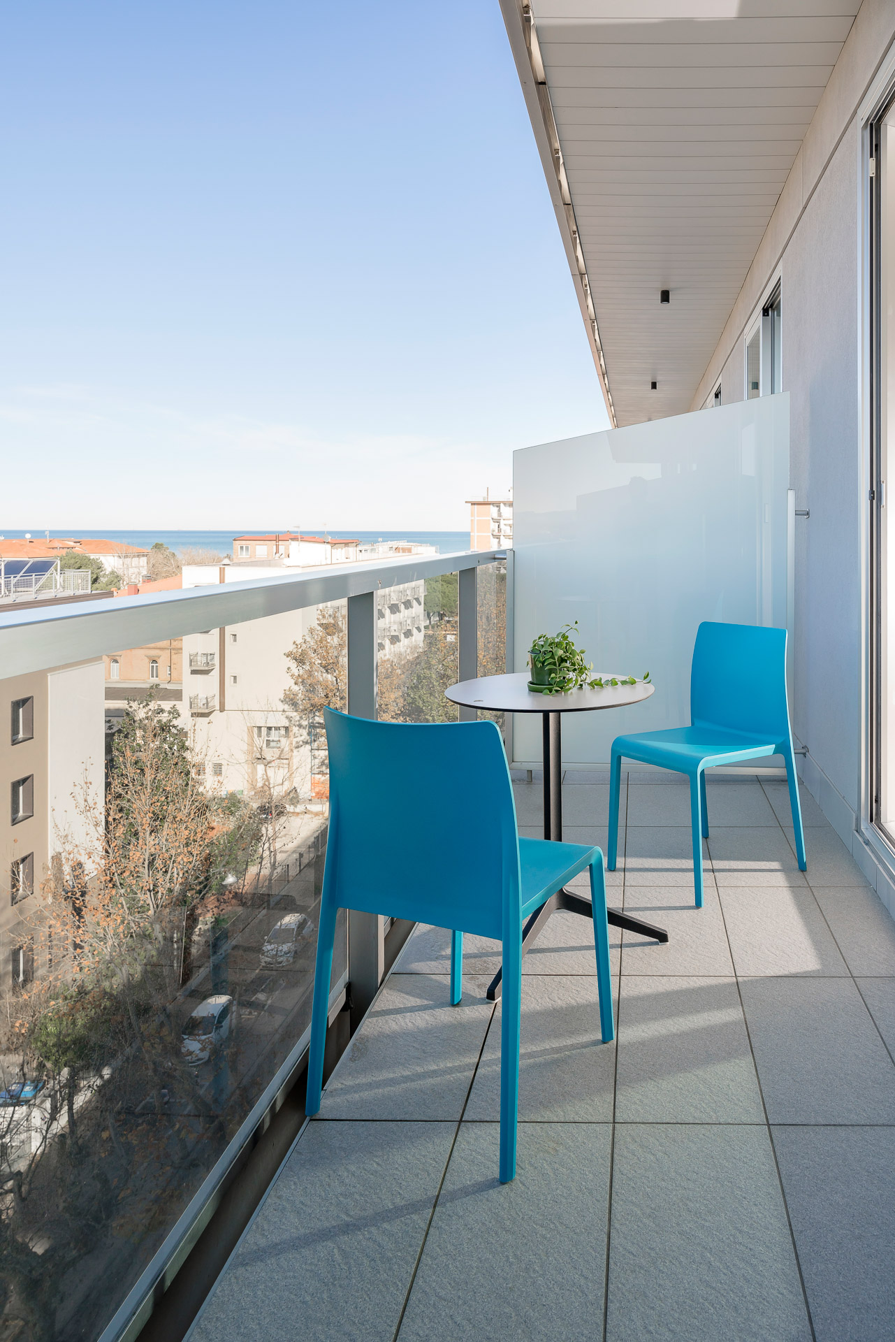 Kinderhotel: Der großzügige Balkon mit 8 Quadratmetern ist in all unseren Zimmern vorhanden und ideal für Familien mit Kindern. Ausgestattet mit einem Tisch, zwei Stühlen und einem Wäscheständer für Strandtücher, bietet er den perfekten Ort, um sich zu entspannen, während Ihr Kind sich ausruht. Genießen Sie die Meeresbrise oder lesen Sie in Ruhe ein Buch – der ideale Rückzugsort für erholsame Momente! - Aqua Hotel