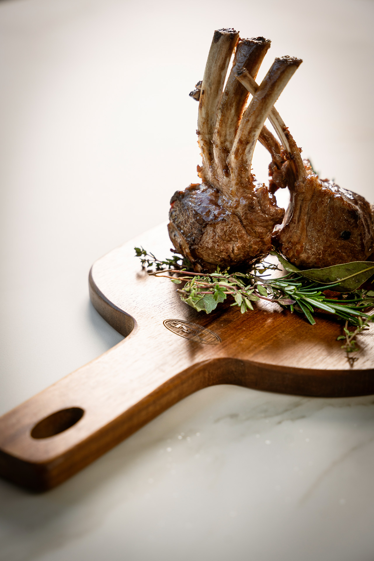 Kinderhotel: 
Unsere Küche bietet Ihnen zum Mittag- und Abendessen ein à la carte Menü mit vier Gängen. Genießen Sie eine Vorspeise, gefolgt von Ihrer Wahl aus drei köstlichen Hauptgerichten – Fleisch, Fisch oder vegetarisch/vegan. Auch bei den zweiten Gängen haben Sie die Wahl zwischen Fleisch, Fisch und vegetarischen/veganen Optionen, und zum Abschluss verwöhnen wir Sie mit einem leckeren Dessert. Unsere Gerichte sind nicht nur ein Genuss für den Gaumen, sondern auch ein Augenschmaus. Für die kleinen Gäste gibt es ein spezielles Kindermenü mit einer großen Auswahl, die für jeden Geschmack etwas bereithält! - Aqua Hotel