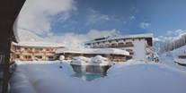 Familienhotel - Ramsau (Bad Goisern am Hallstättersee) - Außenansicht Winter - Gut Wenghof - Family Resort