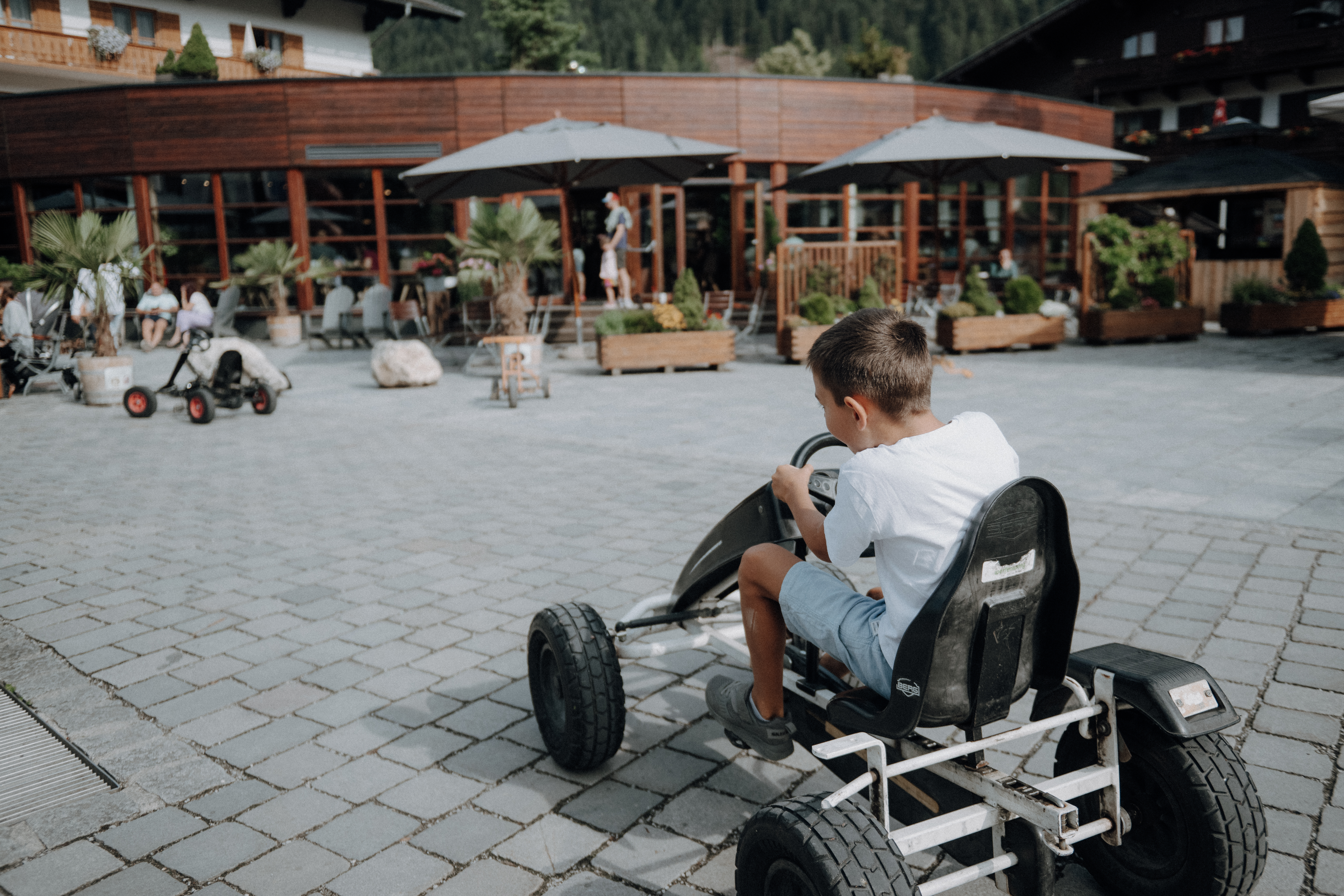 Familienhotel - Verpflegung: All-inclusive - Fuschl am See - Kettcarspaß am Dorfplatz - Gut Wenghof - Family Resort