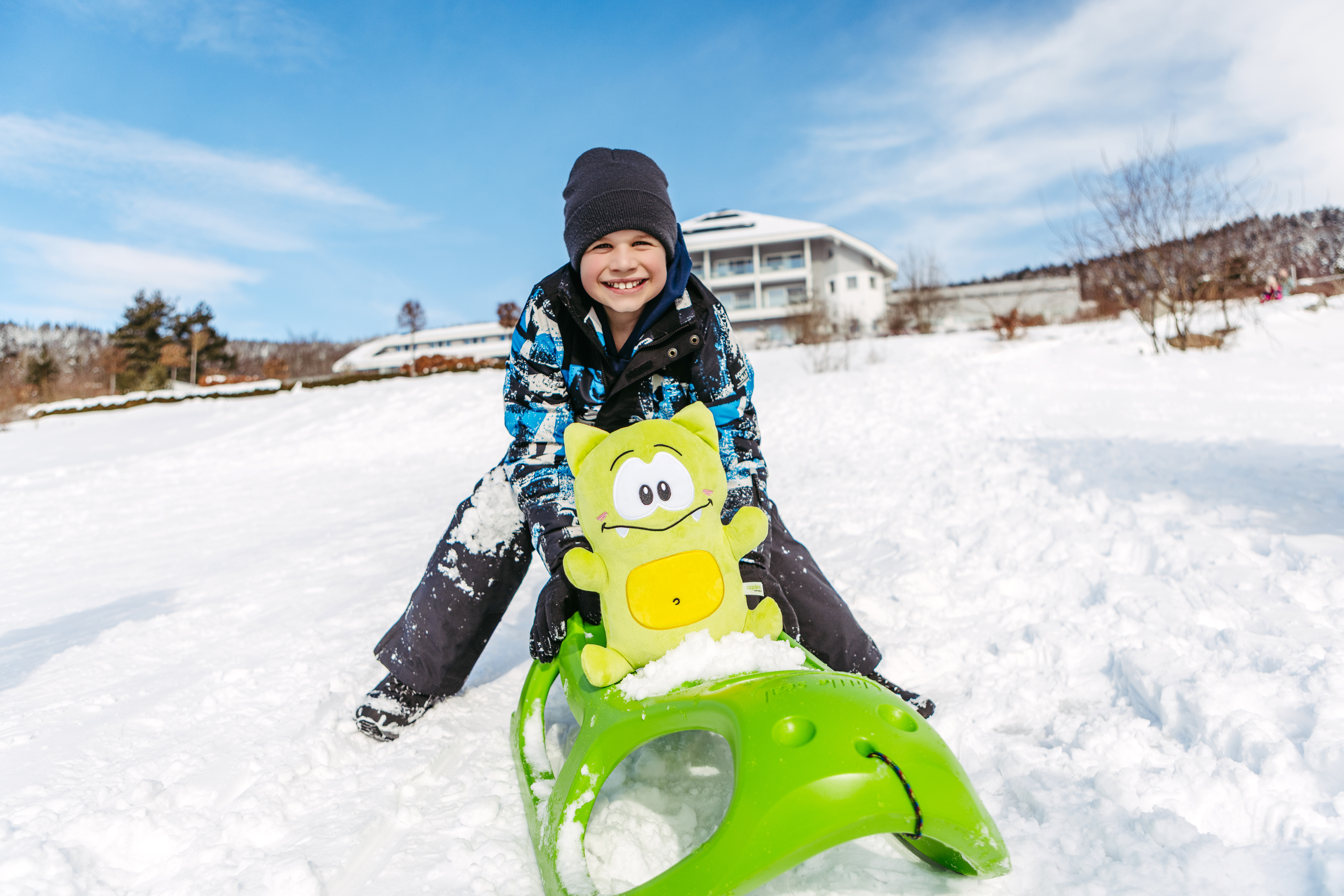 Kinderhotel: Rodeln im Hotelgarten - AIGO welcome family 4*S