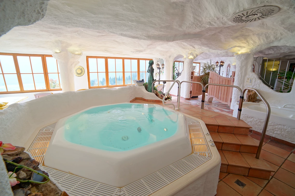 Kinderhotel: Whirlpool in der Badelanschaft: https://www.glocknerhof.at/hallenbad-und-wellness.html - Hotel Glocknerhof