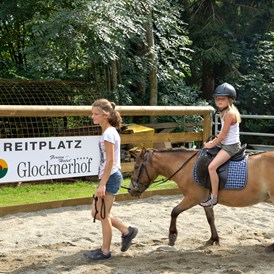 Kinderhotel: Pferderanch: https://www.glocknerhof.at/reiten-pferde-ponys-kaernten.html - Hotel Glocknerhof
