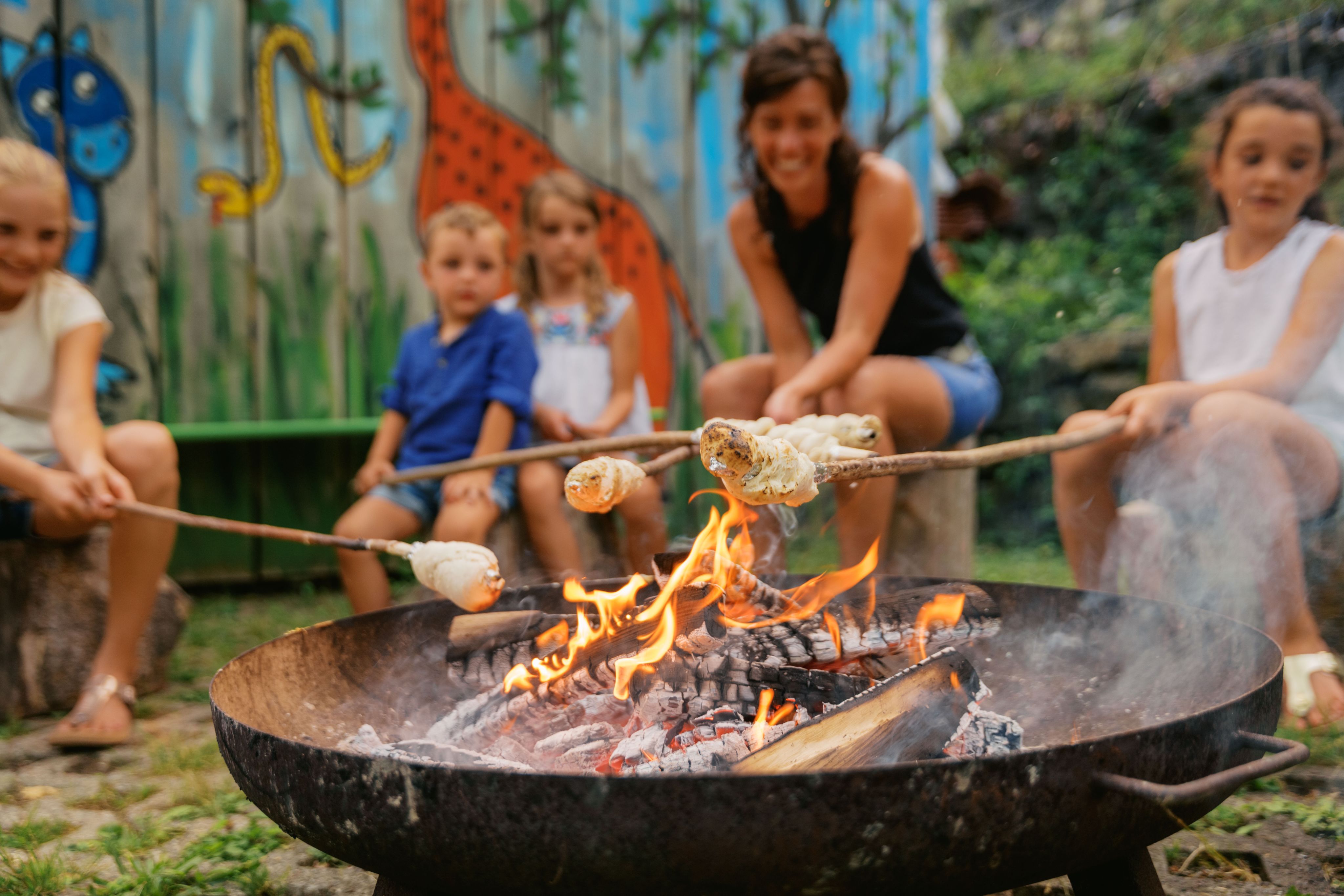 Kinderhotel: Stockbrot am Lagerfeuer - MONDI Familien & Aktivresort Oberstaufen - Essen | Trinken