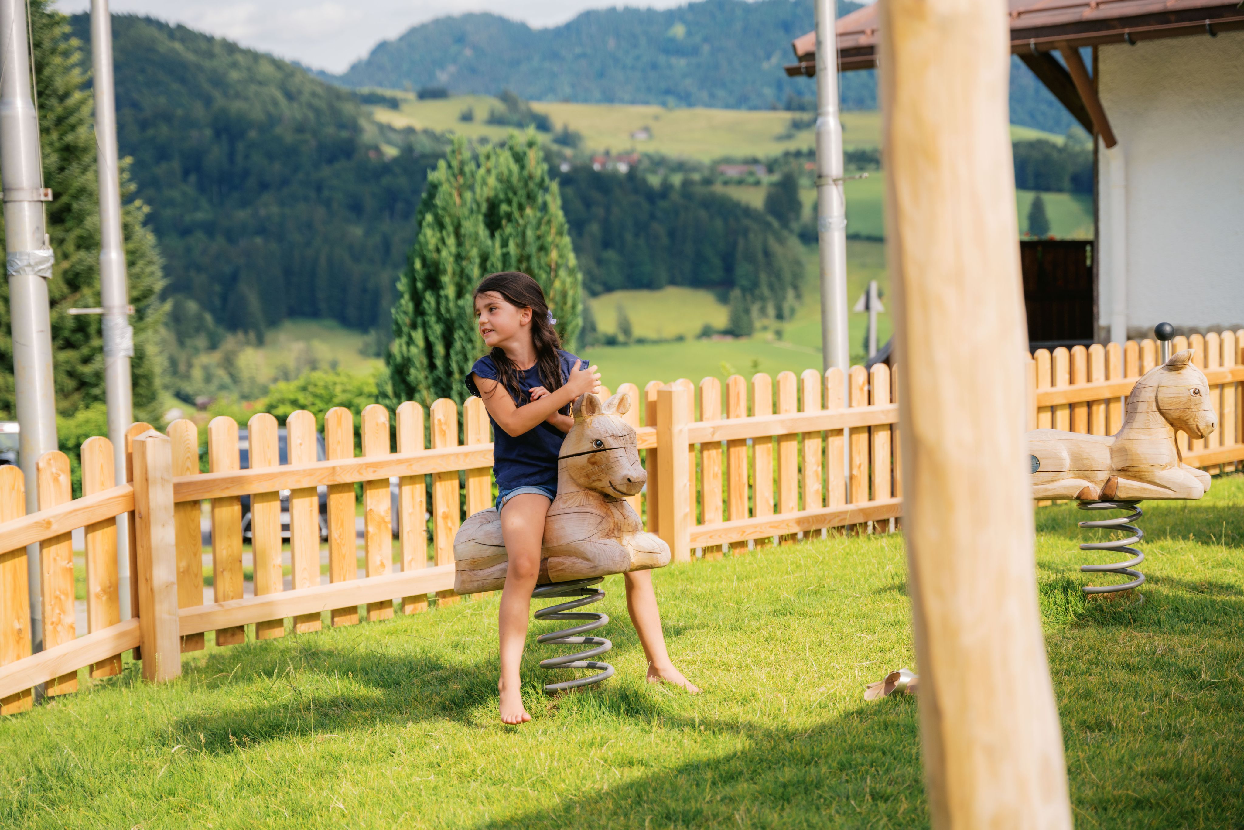 Kinderhotel: Tonis Bauernhofspielplatz - MONDI Familien & Aktivresort Oberstaufen - Spielen | Entdecken