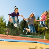 Kinderhotel: Viel Spaß bieten unsere Trampoline - MONDI Resort Oberstaufen
