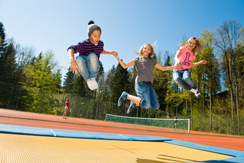 Kinderhotel: Viel Spaß bieten unsere Trampoline - MONDI Resort Oberstaufen