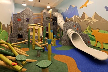Kinderhotel: Neuer Indoorspielplatz Tonis Kletterwelt - MONDI Resort Oberstaufen