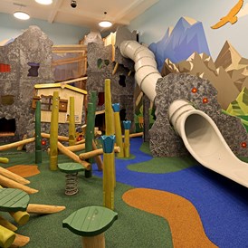 Kinderhotel: Neuer Indoorspielplatz Tonis Kletterwelt - MONDI Resort Oberstaufen