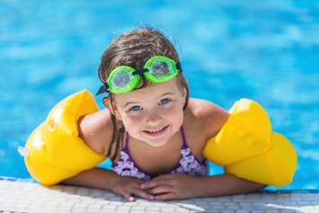 Kinderhotel: Kinderschwimmkurs - MONDI Resort Oberstaufen