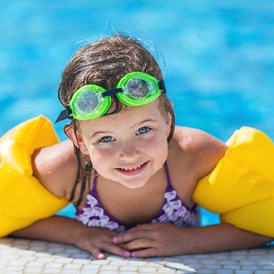 Kinderhotel: Kinderschwimmkurs - MONDI Resort Oberstaufen