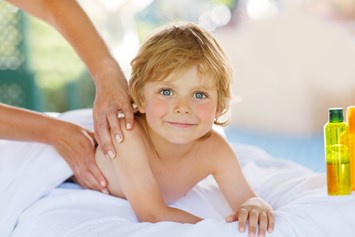 Kinderhotel: Kindermassage - MONDI Resort Oberstaufen