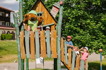 Kinderhotel: Spielplatz - MONDI Resort Oberstaufen