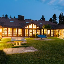 Kinderhotel: Außenansicht Abend Haupthaus - MONDI Resort Oberstaufen