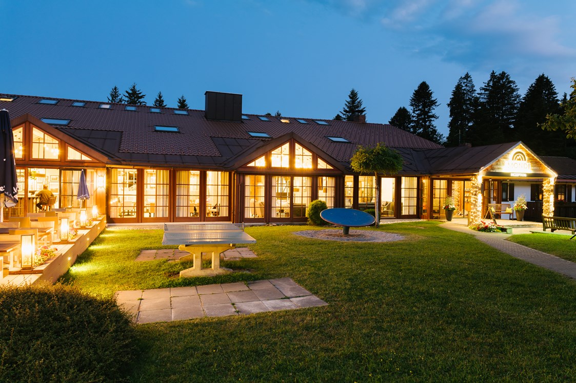 Kinderhotel: Außenansicht Abend Haupthaus - MONDI Resort Oberstaufen